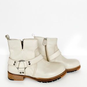 NEW Vintage Foundry Co off white leather ankle boots size 6